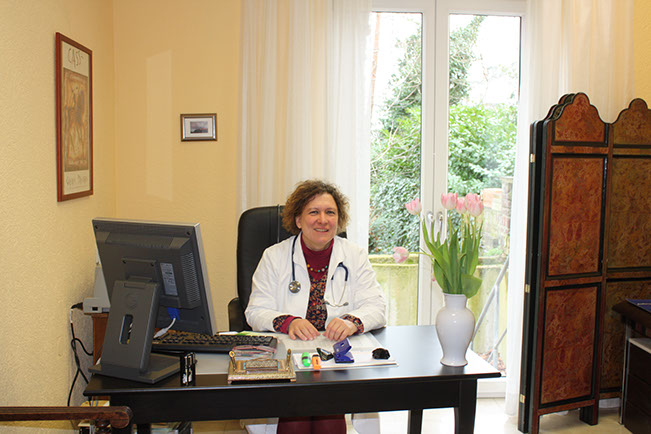 Dr. Claudia Böhnke in ihrem Sprechzimmer Dr. Claudia Böhnke in ihrem Sprechzimmer